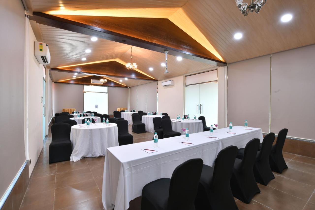 Hotel Arova Woods Zinc Journey By The Fern, Lonavala Extérieur photo
